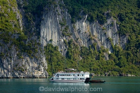 Asia;boat;boats;cruise-boat;cruise-boats;cruising;Ha-Long-Bay;Halong-Bay;karst-landscape;limestone-karsts;North-Vietnam;Northern-Vietnam;Qung-Ninh-Province;Quang-Ninh-Province;South-East-Asia;Southeast-Asia;tour-boat;tour-boats;tourism;tourist;tourist-boat;tourist-boats;tourists;travel-destination;UN-world-heritage-area;UN-world-heritage-site;UNESCO-World-Heritage-area;UNESCO-World-Heritage-Site;united-nations-world-heritage-area;united-nations-world-heritage-site;Vnh-H-Long;Vietnam;Vietnamese;world-heritage;world-heritage-area;world-heritage-areas;World-Heritage-Park;World-Heritage-site;World-Heritage-Sites