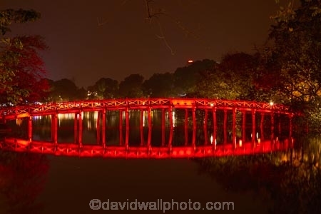 Asia;Asian;bridge;bridges;Cu-ThÃª-HÃºc;calm;Cau-The-Huc;dark;dusk;evening;foot-bridge;foot-bridges;footbridge;footbridges;H-Guom;H-HoÃ n-Kim;Hanoi;Hoan-Kiem-Lake;Jade-Island;lake;Lake-of-the-Restored-Sword;Lake-of-the-Returned-Sword;lakes;light;lighting;lights;Ngoc-Son-Temple;night;night-time;night_time;pedestrian-bridge;pedestrian-bridges;placid;quiet;Red-Bridge;reflected;reflection;reflections;serene;smooth;South-East-Asia;Southeast-Asia;still;Sword-Lake;Temple-of-the-Jade-Mountain;The-Huc-Bridge;tranquil;twilight;Vietnam;Vietnamese;water;wooden-bridge;wooden-bridges