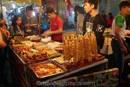 alley;alleys;alleyway;alleyways;Asia;Asian;back-street;back-streets;backstreet;backstreets;barbeque;bbq;char-grill;char-grills;charcoal-grill;charcoal-grills;cooking;dark;dusk;evening;food-stall;food-stalls;grill;grills;Hanoi;hawker;hawkers;kebab;kebabs;lane;lanes;laneway;laneways;light;lighting;lights;night;night-time;night_time;Old-Quarter;people;person;South-East-Asia;Southeast-Asia;street;street-scene;street-scenes;street-vendor;street-vendors;streets;twilight;vendor;vendors;Vietnam;Vietnamese