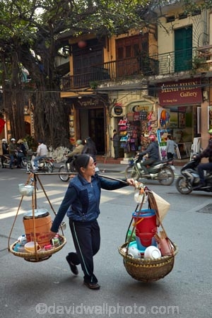 Asia;Asian;carrying-pole;carrying-stick;hanging-basket;hanging-baskets;Hanoi;hawker;hawkers;milkmaids-yoke;Old-Quarter;South-East-Asia;Southeast-Asia;street;street-scene;street-scenes;street-vendor;street-vendors;streets;vendor;vendors;Vietnam;Vietnamese;yoke;yokes