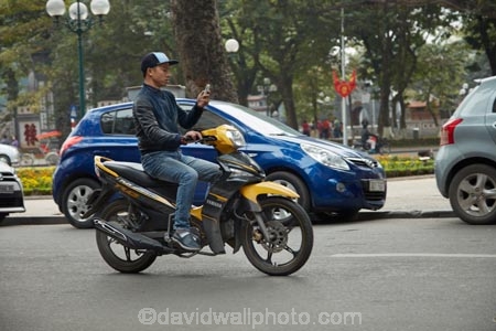 Asia;Asian;bike;bikes;cell-phone;cellphones;Hanoi;Hanoi-Old-Quarter;mobile-phones;mobilephone;motorbike;motorbikes;motorcycle;motorcycles;motorscooter;motorscooters;Old-Quarter;people;person;phone;phones;scooter;scooters;South-East-Asia;Southeast-Asia;step_through;step_throughs;street;street-scene;street-scenes;streets;Vietnam;Vietnamese
