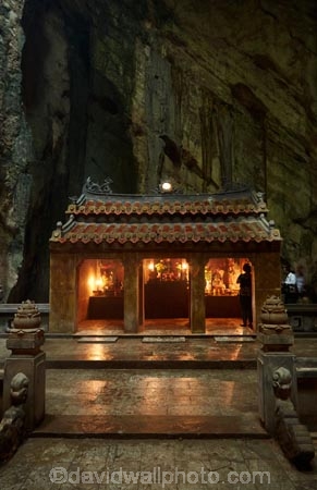 Asia;Asian;Buddhist-Temple;Buddhist-Temples;cave;cavern;caverns;caves;Central-Sea-region;Da-Nang;Danang;Dong-Huyen-Khong;grotto;grottoes;Huyen-Khong-Cave;Indochina;Marble-Mountain;Marble-Mountains;Mt.-Thuy;Ngu-Hanh-Son;Ngu-Hành-Son-District;people;person;shrine;shrines;South-East-Asia;Southeast-Asia;temple;temples;Thuy-Son;tourism;tourist;tourists;Vietnam;Vietnamese