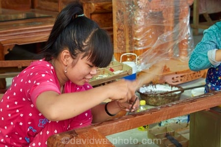 Asia;Asian;female;females;girl;girls;handcraft;handcrafted;handcrafts;handicraft;handicrafts;handmade;inlaid-mother-of-pearl;made-by-hand;marquetry;Mekong-Delta;mother-of-pearl;mother-of-pearl-inlay;nacre;people;person;South-East-Asia;Southeast-Asia;Tien-Giang;Tien-Giang-Province;Vietnam;Vietnamese;worker;workers