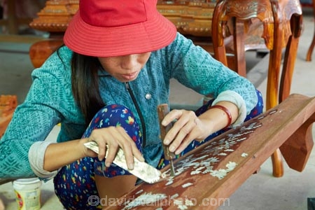 Asia;Asian;female;females;handcraft;handcrafted;handcrafts;handicraft;handicrafts;handmade;inlaid-mother-of-pearl;lady;made-by-hand;marquetry;Mekong-Delta;mother-of-pearl;mother-of-pearl-inlay;nacre;people;person;South-East-Asia;Southeast-Asia;Tien-Giang;Tien-Giang-Province;Vietnam;Vietnamese;woman;women;worker;workers
