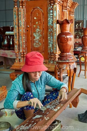 Asia;Asian;female;females;handcraft;handcrafted;handcrafts;handicraft;handicrafts;handmade;inlaid-mother-of-pearl;lady;made-by-hand;marquetry;Mekong-Delta;mother-of-pearl;mother-of-pearl-inlay;nacre;people;person;South-East-Asia;Southeast-Asia;Tien-Giang;Tien-Giang-Province;Vietnam;Vietnamese;woman;women;worker;workers