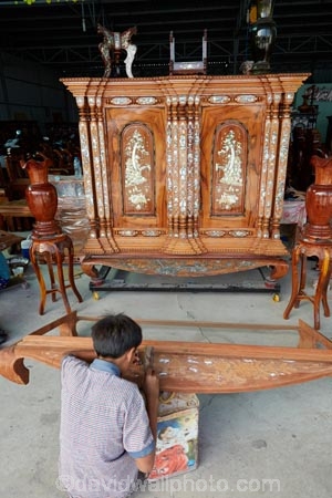 Asia;Asian;handcraft;handcrafted;handcrafts;handicraft;handicrafts;handmade;inlaid-mother-of-pearl;made-by-hand;male;males;man;marquetry;Mekong-Delta;men;mother-of-pearl;mother-of-pearl-inlay;nacre;people;person;South-East-Asia;Southeast-Asia;Tien-Giang;Tien-Giang-Province;Vietnam;Vietnamese;worker;workers