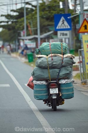 Asia;Asian;bike;bikes;Mekong-Delta;Mekong-Delta-Region;motorbike;motorbikes;motorcycle;motorcycles;motorscooter;motorscooters;My-Tho;over_load;over_loaded;overload;overloaded;scooter;scooters;South-East-Asia;Southeast-Asia;step_through;step_throughs;Tin-Giang-Province;Tien-Giang-Province;Vietnam;Vietnamese