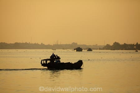 Asia;Asian;boat;boats;C-ChiÃªn-River;Co-Chien-River;dusk;evening;Mekong-Delta;Mekong-Delta-Region;Mekong-River;river;rivers;South-East-Asia;Southeast-Asia;sunset;sunsets;twilight;Vietnam;Vietnamese;Vinh-Long;Vinh-Long-Province