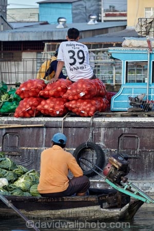 Asia;Asian;boat;boat-market;boats;Cn-Tho;Cai-Rang;Cai-Rang-floating-market;calm;Can-Tho;Can-Tho-City;Can-Tho-River;commerce;commercial;CÃ¡i-Rang;CÃ¡i-Rang-Floating-Market;floating-market;floating-markets;fruit;fruit-and-vegetables;market;market-place;market_place;marketplace;marketplaces;markets;Mekong-Delta;Mekong-Delta-Region;Mekong-River;people;person;produce-market;produce-markets;retail;retailer;retailers;South-East-Asia;Southeast-Asia;vegetables;Vietnam;Vietnamese;water-market;wholesale;wholesale-market;wholesaler;wooden-boat;wooden-boats
