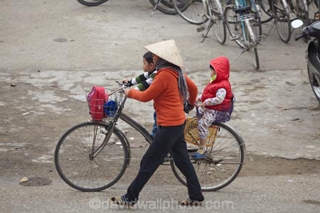 Asia;Asian-conical-hat;Asian-conical-hats;bicycle;bicycles;bike;bikes;child;children;conical-hat;conical-hats;cycle;cycler;cyclers;cycles;cyclist;cyclists;leaf-hat;leaf-hats;Ninh-Binh;Ninh-BÃ¬nh-province;Ninh-Hai;non-la;Northern-Vietnam;nÃ³n-lÃ¡;palm_leaf-conical-hat;people;person;push-bike;push-bikes;push_bike;push_bikes;pushbike;pushbikes;rain;raining;rainy;South-East-Asia;Southeast-Asia;street;street-scene;street-scenes;streets;Van-Lam-Village;Vietnam;Vietnamese;Vietnamese-conical-hat;Vietnamese-conical-hats;Vietnamese-hat;Vietnamese-hats;Vietnamese-symbol
