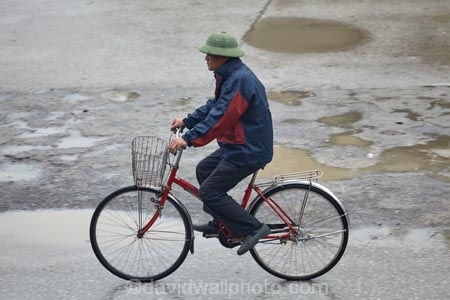 army-helmet;Asia;bicycle;bicycles;bike;bikes;cycle;cycler;cyclers;cycles;cyclist;cyclists;helmet;helmets;man;men;Ninh-Binh;Ninh-BÃ¬nh-province;Ninh-Hai;Northern-Vietnam;old-man;old-men;people;person;push-bike;push-bikes;push_bike;push_bikes;pushbike;pushbikes;rain;raining;rainy;South-East-Asia;Southeast-Asia;street;street-scene;street-scenes;streets;Van-Lam-Village;Vietnam;Vietnamese