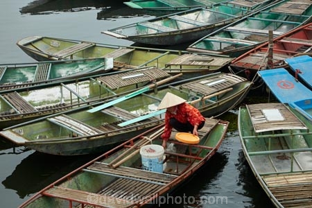 Asia;Asian-conical-hat;Asian-conical-hats;boat;boat-harbors;boat-harbour;boats;conical-hat;conical-hats;dock;docks;leaf-hat;leaf-hats;Ngo-Dong-River;Ninh-Binh;Ninh-BÃ¬nh-province;Ninh-Hai;non-la;Northern-Vietnam;nÃ³n-lÃ¡;palm_leaf-conical-hat;people;person;punt;punts;Red-River-Delta;river;rivers;row-boat;row-boats;South-East-Asia;Southeast-Asia;Tam-Coc;Tan-Coc;Three-Caves;tourism;tourist;tourist-boat;tourist-boats;tourists;Van-Lam-Village;Vietnam;Vietnamese;Vietnamese-conical-hat;Vietnamese-conical-hats;Vietnamese-hat;Vietnamese-hats;Vietnamese-symbol;water