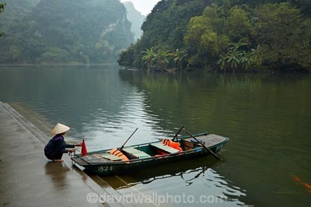 Asia;boat;boat-harbors;boat-harbour;boats;dock;docks;karst-topography;karsts;limestone-karst;limestone-karsts;limestone-landscape;Ninh-Binh;Ninh-Bình-province;Northern-Vietnam;people;person;punt;punts;Red-River-Delta;river;rivers;row-boat;row-boats;South-East-Asia;Southeast-Asia;tourism;tourist;tourist-boat;tourist-boats;tourists;Trang-An;Trang-An-Grottoes;Trang-An-Landscape-Complex;Trang-An-Lanscape-Complex;Trang-An-World-Heritage-Site;Tràng-An;UN-world-heritage-area;UN-world-heritage-site;UNESCO-World-Heritage-area;UNESCO-World-Heritage-Site;united-nations-world-heritage-area;united-nations-world-heritage-site;Vietnam;Vietnamese;water;world-heritage;world-heritage-area;world-heritage-areas;World-Heritage-Park;World-Heritage-site;World-Heritage-Sites
