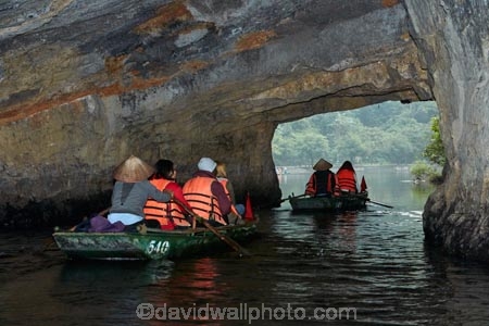 Asia;Asian;Asian-conical-hat;Asian-conical-hats;boat;boats;cave;cavern;caverns;caves;conical-hat;conical-hats;karst-topography;karsts;leaf-hat;leaf-hats;limestone-cave;limestone-caves;limestone-karst;limestone-karsts;limestone-landscape;Ninh-Binh;Ninh-Bình-province;non-la;Northern-Vietnam;nón-lá;palm_leaf-conical-hat;people;person;punt;punts;Red-River-Delta;river;rivers;row-boat;row-boats;South-East-Asia;Southeast-Asia;tourism;tourist;tourist-boat;tourist-boats;tourists;Trang-An;Trang-An-Grottoes;Trang-An-Landscape-Complex;Trang-An-Lanscape-Complex;Trang-An-World-Heritage-Site;Tràng-An;UN-world-heritage-area;UN-world-heritage-site;UNESCO-World-Heritage-area;UNESCO-World-Heritage-Site;united-nations-world-heritage-area;united-nations-world-heritage-site;Vietnam;Vietnamese;Vietnamese-conical-hat;Vietnamese-conical-hats;Vietnamese-hat;Vietnamese-hats;Vietnamese-symbol;water;world-heritage;world-heritage-area;world-heritage-areas;World-Heritage-Park;World-Heritage-site;World-Heritage-Sites