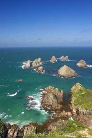 bluff;bluffs;Catlins-District;cliff;cliffs;clutha-district;coast;coastal;coastline;horizon;natural;New-Zealand;Nugget-Point;ocean;pacific;people;rock;rocks;rocky;sea;South-Island;south-otago;The-Nuggets;wave;waves
