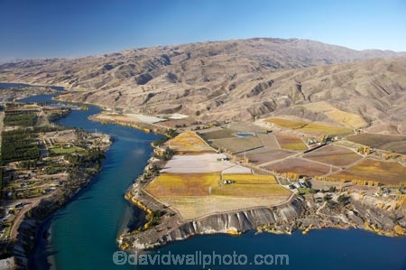 Carrick Vineyards and Lake Dunstan, Bannockburn, Central Otago, South ...