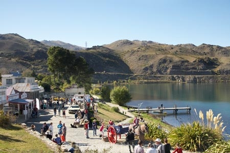 Central-Otago;Cromwell;Cromwell-Old-Town;crowd;crowds;fair;fairs;lake;Lake-Dunstan;lakes;market;Market-Day;markets;N.Z.;New-Zealand;NZ;Otago;people;S.I.;SI;South-Is.;South-Island;water