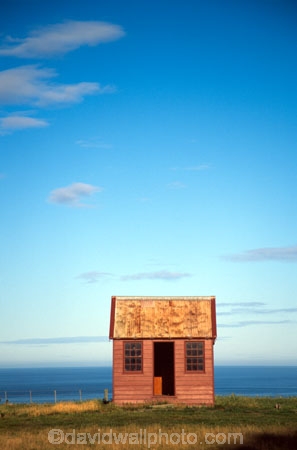 scenic;hilltop;sea;coastal;lone;lonely;hut;cottage;farm;settler;early;history;old;oldest;storehouse;Johny-Jones;rural;farm-building;wood;wooden;New-Zealand