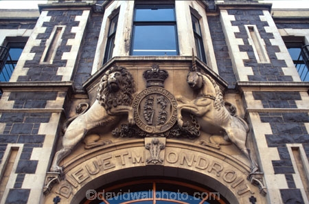 statue;entrance;ornate;ornamentation;motto;crest;latin