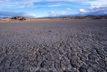 Middlemarch;Otago;Sutton;Salt-Lake;lake;lakes;dry;rocky;rock;sparse;space;expanse;cloud;clouds;grey;empty;bleak;strath-taieri