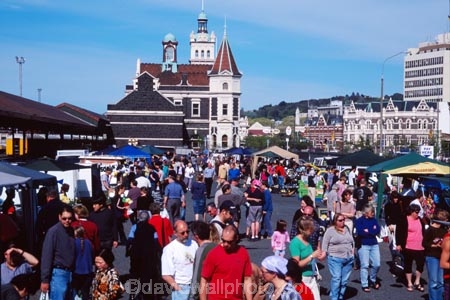 Dunedin;Otago;farmer;farmers;market;Railway-Station;people;crowd;crowded;gathering;stall;stalls;colour;food;produce