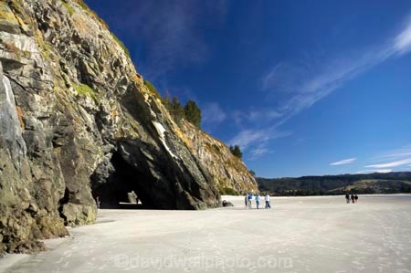 beach;beaches;cave;cavern;caverns;cavers;caves;caving;coast;coastal;coastline;doctors-point;Doctors-Point;Dunedin;explore;explorers;exploring;grotto;grottos;New-Zealand;sand;sandy;scenic;Sea-Cave;shore;shoreline;South-Island