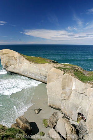 Southern-Traverse;Southern-Traverse-2003;Southern-Traverse-Adventure-Race;Dunedin;Otago;New-Zealand;Team-Omnigraphics;Omnigraphics;Sponsor;Sponsored;athlete;athletes;endure;endurance;stamina;challenge;effort;marathon;long-distance;long_distance;team;teams;team-member;team-members;team_member;team_members;compete;competing;competition;competitor;competitors;race;racing;cliff;cliffs;cliff-face;bluff;bluffs;high;steep;coast;coastal;water;sea;ocean;wave;waves;tide;tidal;tide;walk;walking;tramp;tramping;tramper;trampers;hike;hiking;hiker;hikers;sandstone;sedimentary;rock;rocks;rocky;beach;beaches;sand;sandy;shore;sea-shore;seashore;sea_shore;foreshore;shore-line;shoreline;shore_line;spectacular