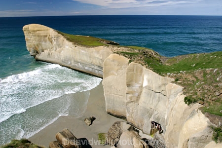 Southern-Traverse;Southern-Traverse-2003;Southern-Traverse-Adventure-Race;Dunedin;Otago;New-Zealand;Team-Omnigraphics;Omnigraphics;Sponsor;Sponsored;athlete;athletes;endure;endurance;stamina;challenge;effort;marathon;long-distance;long_distance;team;teams;team-member;team-members;team_member;team_members;compete;competing;competition;competitor;competitors;race;racing;cliff;cliffs;cliff-face;bluff;bluffs;high;steep;coast;coastal;water;sea;ocean;wave;waves;tide;tidal;tide;walk;walking;tramp;tramping;tramper;trampers;hike;hiking;hiker;hikers;sandstone;sedimentary;rock;rocks;rocky;beach;beaches;sand;sandy;shore;sea-shore;seashore;sea_shore;foreshore;shore-line;shoreline;shore_line;spectacular