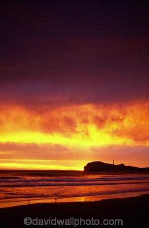 light-house;lighthouses;light-houses;lighthouse;coast;coastline;coastal;shoreline;shore;beach;beaches;headland;promontory;color;colour;colors;colours;orange;dawn;sunrise;Castle-Point-Lighthouse;Wairarapa;North-Island;Pacific;ocean