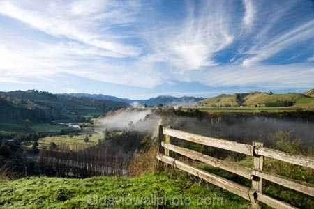 agricultural;agriculture;country;countryside;farm;farming;farmland;farms;fence;fenceline;fencelines;fences;field;fields;Kawhatau-Valley;meadow;meadows;N.I.;N.Z.;New-Zealand;NI;North-Island;NZ;paddock;paddocks;pasture;pastures;Rangitikei;rural;valley;valleys