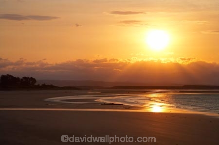 bay;bays;beach;beaches;coast;coastal;coastline;dusk;evening;N.Z.;Nelson;Nelson-City;Nelson-Region;New-Zealand;nightfall;NZ;ocean;oceans;orange;S.I.;sand;sandy;sea;seas;shore;shoreline;SI;sky;South-Is.;South-Island;sunset;sunsets;Tahunanui-Beach;Tasman-Bay;twilight;wave;waves
