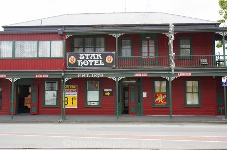 accommodation;balcony;colonial;Historic;historical;hotel;hotels;kawakawa;new-zealand;north-is.;north-island;Northland;pub;pubs;star-hotel