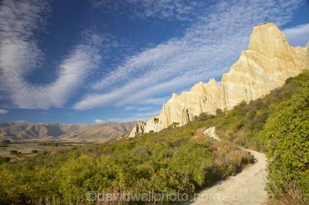 bluff;bluffs;Clay-Cliffs;cliff;cliffs;cloud;clouds;erode;eroded;erosion;grooved;N.Z.;New-Zealand;North-Otago;NZ;Omarama;Otago;S.I.;SI;sky;South-Island;steep;Waitaki-District;weather;weathered;weathering