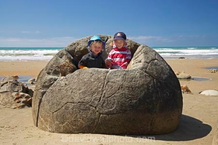 beach;beaches;boulder;boy;boys;brother;child;children;coast;coastal;coastline;coastlines;coasts;concretion;formation;geological;geology;girl;girls;marble;marbles;Moeraki;Moeraki-Boulder;Moeraki-Boulders;N.Z.;New-Zealand;North-Otago;NZ;ocean;Otago;rock;rocks;round;sand;sea;sedementary;shore;shoreline;shorelines;shores;SI;sister;South-Island;sphere;Waitaki-District;wave