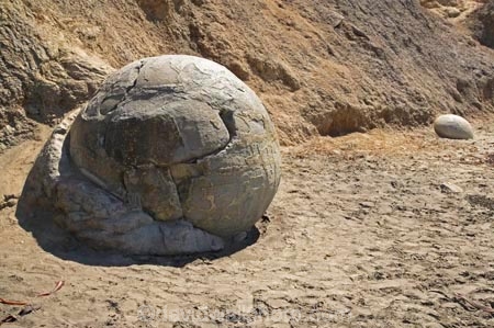 beach;beaches;boulder;coast;coastal;coastline;coastlines;coasts;concretion;formation;geological;geology;marble;marbles;Moeraki;Moeraki-Boulder;Moeraki-Boulders;N.Z.;New-Zealand;North-Otago;NZ;ocean;Otago;rock;rocks;round;sand;sea;sedementary;shore;shoreline;shorelines;shores;SI;South-Island;sphere;Waitaki-District;wave