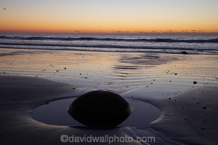 beach;beaches;boulder;break-of-day;calm;coast;coastal;coastline;coastlines;coasts;concretion;dawn;dawning;daybreak;first-light;formation;geological;geology;marble;marbles;Moeraki;Moeraki-Boulder;Moeraki-Boulders;morning;N.Z.;New-Zealand;North-Otago;NZ;ocean;Otago;placid;quiet;reflection;reflections;rock;rocks;round;S.I.;sand;sea;sedementary;serene;shore;shoreline;shorelines;shores;SI;smooth;South-Island;sphere;still;sunrise;sunrises;sunup;tranquil;twilight;Waikati-District;Waitaki-District;water