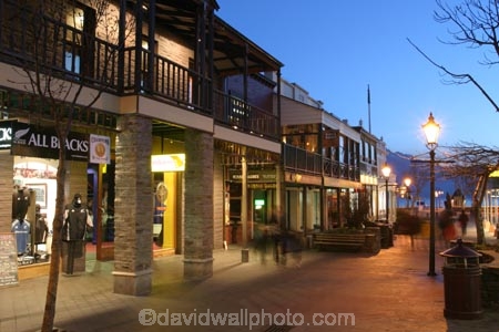 shops;shop;cafe;cafes;restaurant;restaurants;pedestrian;night;light;lights;queenstown;south-island;new-zealand;mall;malls;shopping