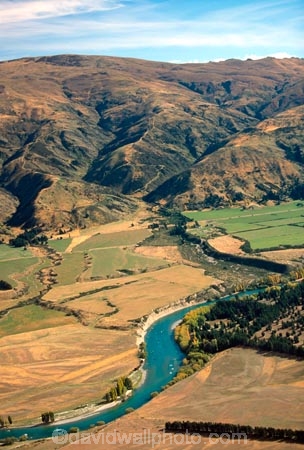 rivers;landscape;agriculture;rural;farming;farms;farm-blocks;block;land;landscape;hill;hilly;hills;range;mountain;mountain-range;cultivated;Clutha;winding;curve;curving;river-course;dry;central-otago;arid;irrigation;field;fields;paddock;paddocks;meadow;meadows