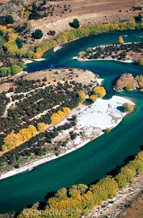 rivers;landscape;Clutha;winding;curve;curving;river-course;central-otago;riverbank;shore;poplars