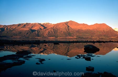 lake;lake-wanaka;reflection;still;stillness;water;tranquil;tranquility;peaceful;calm;sunrise