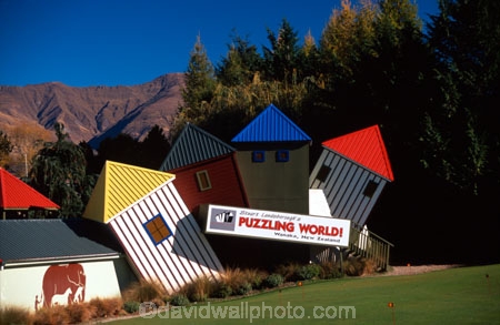 puzzle;puzzles;topple;toppling-houses;illusion;optical-illusion;red-roof;yellow-roof;blue-roof;green-roof;golf;golf-course;wanaka-maze;disorientation;disorientated