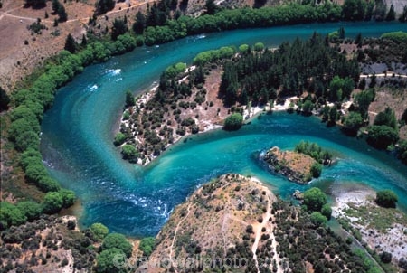 river;rivers;clutha;tree;trees;curve;curves;u;u-curve;u_curve;u-bend;u_bend;hairpin;hair-pin;hairpin-corner;corner;island;islands;mottled;speckly;speckle;speckled;blue_green;blue-green