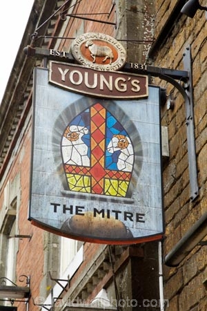 ale-house;ale-houses;bar;bars;Britain;building;buildings;Dorset;England;free-house;free-houses;G.B.;GB;Great-Britain;heritage;Historic;historic-building;historic-buildings;historical;historical-building;historical-buildings;history;hotel;hotels;old;place;places;pub;pub-sign;pub-signs;public-house;public-houses;pubs;saloon;saloons;Shaftesbury;stone-buidling;stone-buildings;tavern;taverns;The-Mitre-Pub;tradition;traditional;U.K.;UK;United-Kingdom