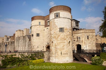 4409;britain;building;buildings;byward-tower;england;entrance;Europe;G.B.;GB;great-britain;Her-Majestys-Royal-Palace-and-Fortress;heritage;historic;historic-building;historic-buildings;historical;historical-building;historical-buildings;history;kingdom;london;moat;moats;old;people;person;The-Tower;The-Tower-of-London;Tower-of-London;tradition;traditional;U.K.;uk;united;United-Kingdom