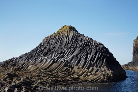 The-Herdsman;Am-Buachaille;Argyll-and-Bute;Britain;columnar-basalt;extrusive-volcanic-rock;G.B.;GB;Great-Britain;Highlands;Inner-Hebrides;Island-of-Mull;Island-of-Staffa;Isle-of-Mull;Isle-of-Staffa;Mull;Mull-Island;National-Nature-Reserve;polygonal;Polygonal-basalt;Scotland;Scottish-Highlands;Stafa;Staffa;Staffa-Island;U.K.;UK;United-Kingdom