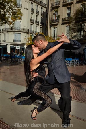 Argentina;Argentine-Republic;B.A.;BA;Buenos-Aires;couple;dance;dancer;dancers;dancing;Dorrego-Square;Latin-America;Plaza-Dorrego;San-Telmo;San-Telmo-barrio;South-America;Sth-America;tango;tango-dance;tango-dancer;tango-dancers;tango-dancing;tango-demonstration;tango-demonstrations;tango-show;tango-shows