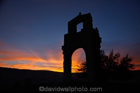 arch;arches;archway;archways;Bolivia;capital;Capital-of-Bolivia;Chuqi-Yapu;dusk;evening;La-Paz;Latin-America;Mirador-Killi-Killi;night;night_time;nightfall;Nuestra-SeÃ±ora-de-La-Paz;silhouette;silhouettes;South-America;Sth-America;sunset;sunsets;The-Americas;twilight