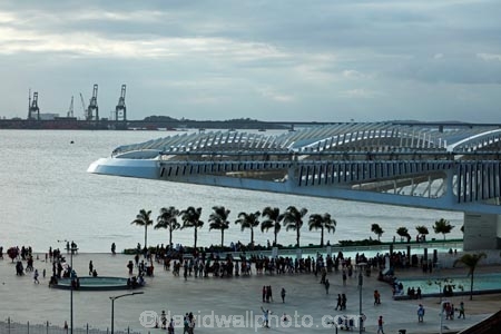architecture;BaÃ­a-de-Guanabara;Brasil;Brazil;Brazilian;Brazilians;carioca;cariocas;Centro;crowd;Guanabara-Bay;Latin-America;MauÃ¡-Square;modern-architecture;Museu-do-AmanhÃ£;museum;Museum-of-Tomorrow;museums;people;person;Praca-Maua;PraÃ§a-MauÃ¡;queue;queues;Rio;Rio-de-Janeiro;science-museum;science-museums;South-America;Sth-America