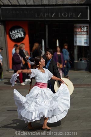 cancers;capital-cities;capital-city;Capital-of-Chile;Chile;dancer;dancing;female;Latin-America;plaza;Plaza-de-Armas;plazas;Santiago;Santiago-de-Chile;South-America;square;squares;Sth-America;The-Americas;traditional-dance;traditional-dancer;traditional-dancers;woman