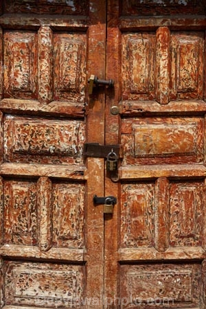 building;buildings;Cusco;Cuzco;door;doors;doorway;doorways;heritage;historic;historic-building;historic-buildings;historical;historical-building;historical-buildings;history;Latin-America;lock;locks;old;old-door;old-doors;Peru;Republic-of-Peru;South-America;Sth-America;tradition;traditional;wooden-door;wooden-doors